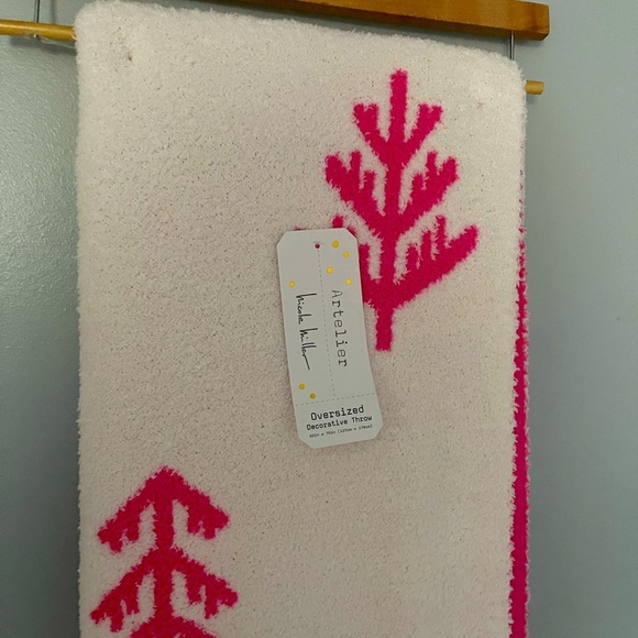 Nicole Miller cream and pink Christmas Tree blanket - Picture 1 of 6